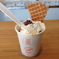 Das Foto wurde bei Jeni&amp;#39;s Splendid Ice Creams von Tina T. am 3/29/2015 aufgenommen