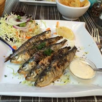 Foto tirada no(a) Waves Greek Restaurant por Wally T. em 9/20/2015