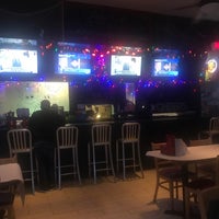 Photo prise au Crabby Cafe &amp;amp; Sports Bar par richard b. le3/13/2017