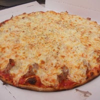 Das Foto wurde bei Wayne&amp;#39;s Pizza von Wayne&amp;#39;s Pizza am 9/19/2014 aufgenommen