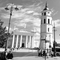 Foto diambil di Katedros aikštė | Cathedral Square oleh Al S. pada 7/25/2015