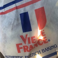 Снимок сделан в Vie de France Bakery Cafe пользователем April A. 8/9/2018