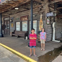 Photo taken at Brooks Shaw&amp;#39;s Old Country Store &amp;amp; Restaurant by Lance S. on 7/24/2022