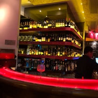 Photo prise au DiVino Wine Bar &amp;amp; Restaurant par Chuck M. le5/23/2018