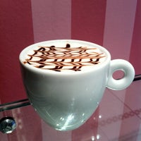 11/21/2012 tarihinde Lara M.ziyaretçi tarafından Cupcakeria Café'de çekilen fotoğraf
