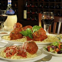 9/19/2014 tarihinde Napoli Italian Restaurantziyaretçi tarafından Napoli Italian Restaurant'de çekilen fotoğraf