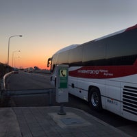 Photo taken at 中央道府中バス停 by nkmr on 2/1/2019