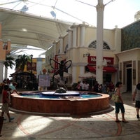 รูปภาพถ่ายที่ La Isla Shopping Village โดย Ricardo A. เมื่อ 4/28/2013