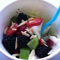 รูปภาพถ่ายที่ 3 Spoons Yogurt โดย Andrea F. เมื่อ 5/8/2012