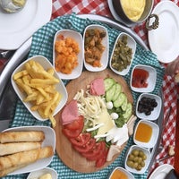 Das Foto wurde bei Mavi Yeşil Restaurant von Arzu 💔 Çlk am 9/3/2023 aufgenommen