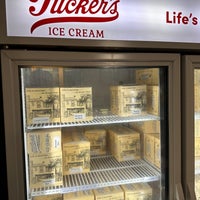 Photo taken at Tucker&amp;#39;s Ice Cream by Axel L. on 9/14/2023