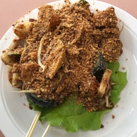 Photo taken at Balestier Road Hoover Rojak by Pheobe T. on 9/3/2017