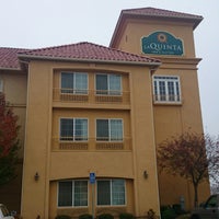 Photo taken at La Quinta Inn &amp;amp; Suites Fresno Northwest by Pheobe T. on 12/11/2014