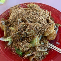 Photo taken at Balestier Road Hoover Rojak by Pheobe T. on 5/19/2019