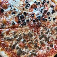 6/19/2017 tarihinde Kristen S.ziyaretçi tarafından Delosa&amp;#39;s Pizza'de çekilen fotoğraf