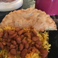 3/30/2017 tarihinde Kristen S.ziyaretçi tarafından Rice and Beans Cocina Latina'de çekilen fotoğraf