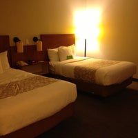 Foto diambil di La Quinta Inn &amp;amp; Suites Dallas Plano West oleh Casey C. pada 11/6/2012