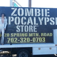 รูปภาพถ่ายที่ Zombie Apocalypse Store โดย Ernie E. เมื่อ 9/27/2013