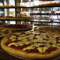 Foto scattata a Lehigh Pizza da Lehigh Pizza il 9/23/2014
