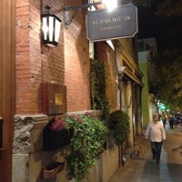 Exactamente adjetivo en frente de El Paraguas - Restaurante español en Madrid