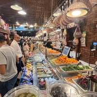Foto tirada no(a) Milano Market por Mina B. em 9/11/2022