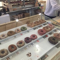 รูปภาพถ่ายที่ Doughnut Plant โดย Christina L. เมื่อ 12/20/2015