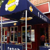 Foto tirada no(a) Fetch Bar and Grill por The Corcoran Group em 7/2/2013