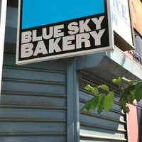Foto tomada en Blue Sky Bakery  por The Corcoran Group el 8/12/2013