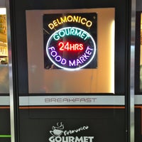 8/6/2013 tarihinde The Corcoran Groupziyaretçi tarafından Delmonico Gourmet Food Market'de çekilen fotoğraf