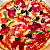Foto tirada no(a) Pizza 2 Go por Jan T. em 2/2/2013