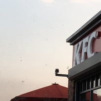 Foto tirada no(a) KFC por Cluster F. em 7/4/2018