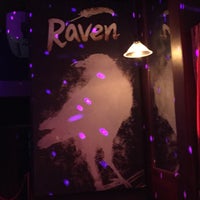 Foto tirada no(a) Raven Bar por Angie N. em 2/20/2015