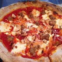 9/26/2014 tarihinde Pitfire Pizzaziyaretçi tarafından Pitfire Pizza'de çekilen fotoğraf