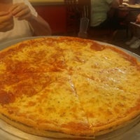 Das Foto wurde bei Queen&amp;#39;s Pizza &amp;amp; Restaurant von Bill N. am 8/12/2013 aufgenommen