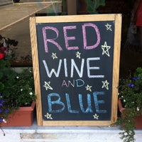 Foto tomada en Hamptons Wine Shoppe  por Amy N. el 7/6/2013