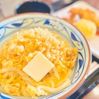 Photo taken at 丸亀製麺 by 唐揚弁当 岩. on 1/21/2023