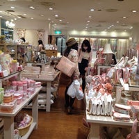 Laura Ashley キャナルシティ店 12人の訪問者 Laura Ashley キャナルシティ店 12人の訪問者