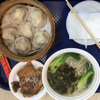 Снимок сделан в 上海人家 Shanghai Family Dumpling пользователем Joe P. 5/13/2018