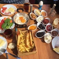 Photo taken at Mavi Kahvaltı &amp;amp; Cafe by Ramazan F. on 4/17/2016