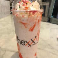 4/8/2017 tarihinde Nicole J.ziyaretçi tarafından HEXX Chocolates &amp;amp; Confexxions'de çekilen fotoğraf