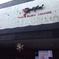 Foto tomada en Red Koi Thai &amp;amp; Sushi Lounge  por Tom L. el 5/5/2013