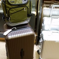 9/30/2014에 Brodie S.님이 Ambassador Luggage &amp;amp; Leather Goods Store에서 찍은 사진