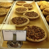 รูปภาพถ่ายที่ Phoenix Bakery Market Café โดย Pittsboro-Siler City Convention &amp;amp; Visitors Bureau เมื่อ 11/21/2013