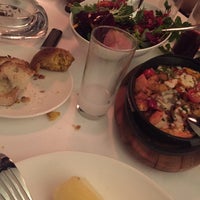 Foto scattata a Caviar Seafood Restaurant da Serdar il 12/19/2015