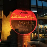 Foto scattata a The Sidewalk Cafe da Vreni N. il 12/13/2022