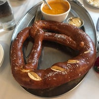 Foto scattata a Kaiserhof Restaurant &amp;amp; Biergarten da Didi F. il 8/10/2019
