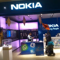 Снимок сделан в Nokia Store пользователем Mohamed Y. 10/17/2012