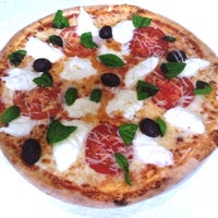 10/2/2014 tarihinde martin b.ziyaretçi tarafından Pizzeria Santalucia'de çekilen fotoğraf