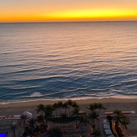 Снимок сделан в Pool at the Diplomat Beach Resort Hollywood, Curio Collection by Hilton пользователем Jean W. 2/3/2020