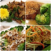 Photo taken at Kiat Lim Vegetarian Restaurant 吉林素食 by Zariel G. on 2/6/2014
